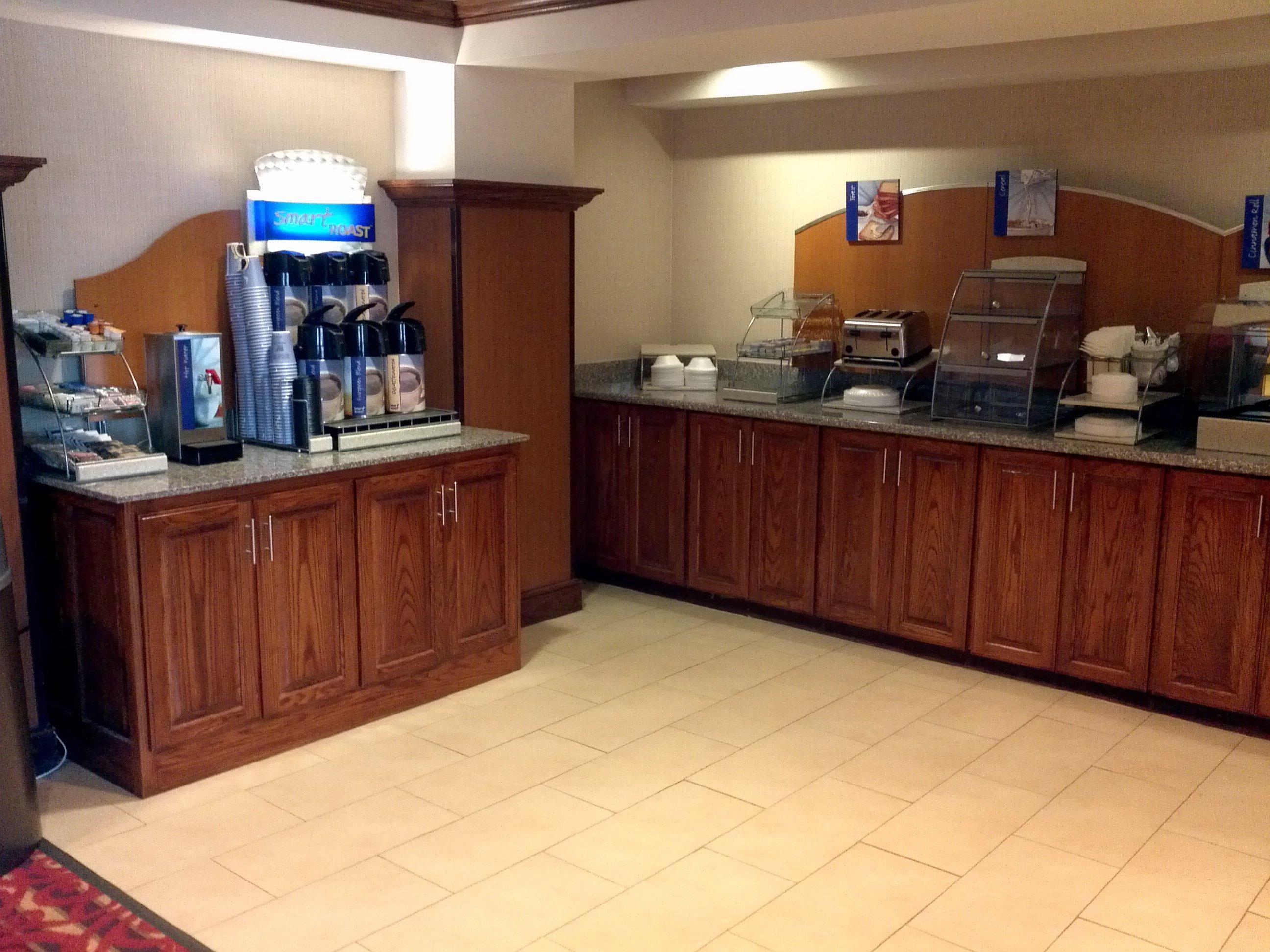 Holiday Inn Express And Suites Грийнвил Ресторант снимка