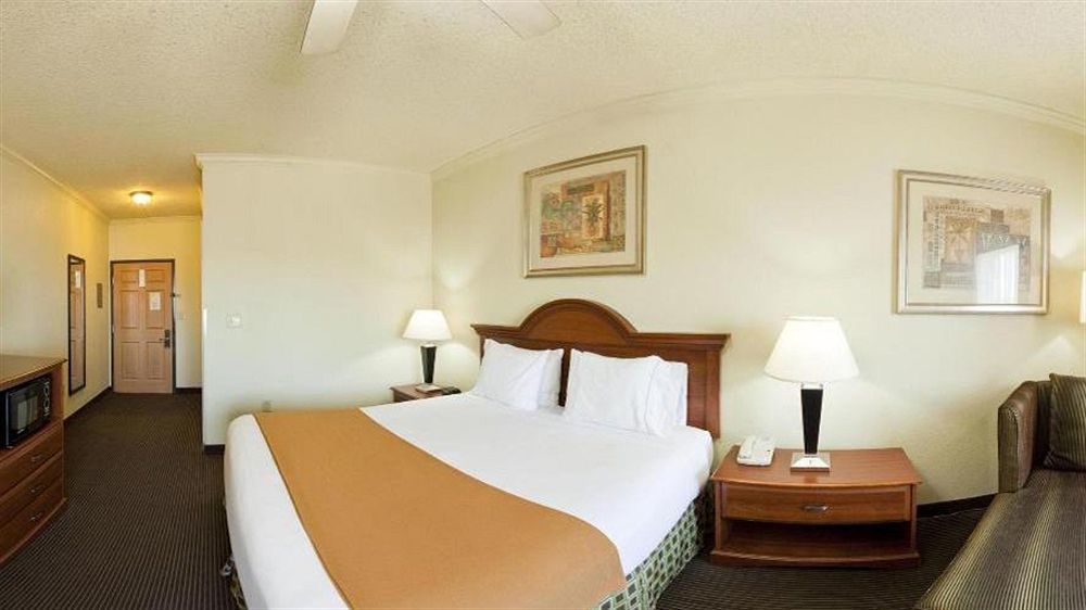 Holiday Inn Express And Suites Грийнвил Екстериор снимка